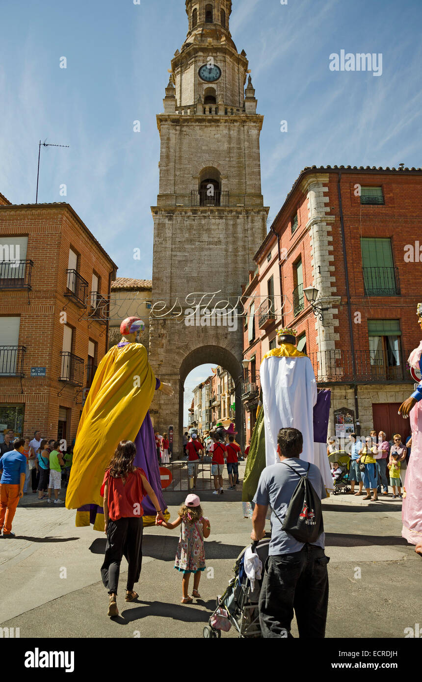 Giganti e teste grandi (gigantes y cabezudos) durante la celebrazione della festa di sant'Agostino in agosto 25th, 2012 Tor Foto Stock