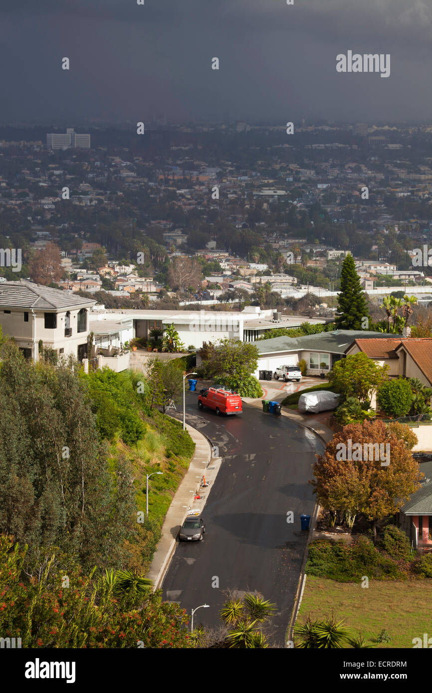 Vista da Baldwin Hills con pioggia in distanza, Los Angeles, California, Stati Uniti d'America Foto Stock