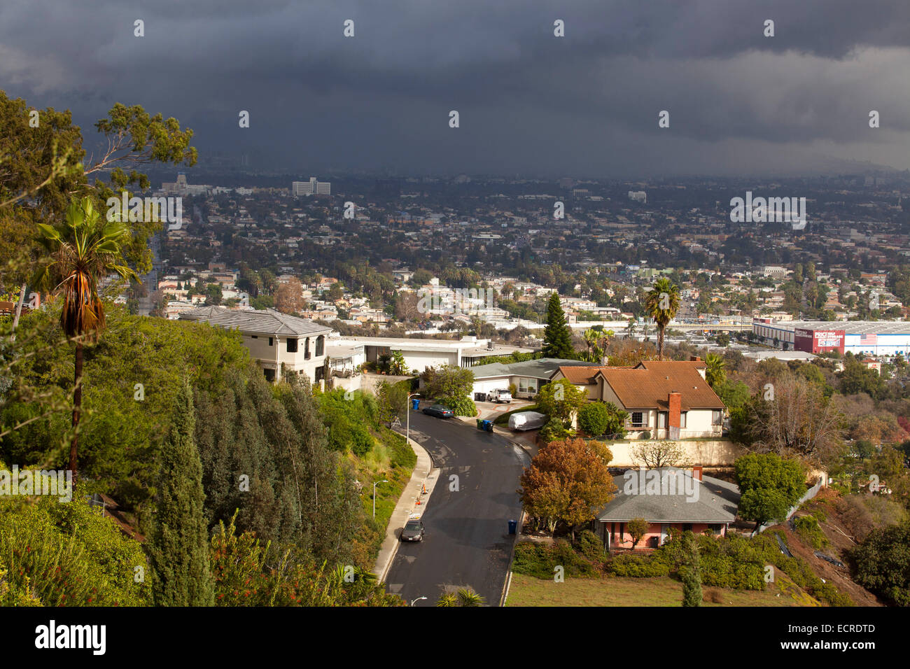 Vista da Baldwin Hills con pioggia in distanza, Los Angeles, California, Stati Uniti d'America Foto Stock
