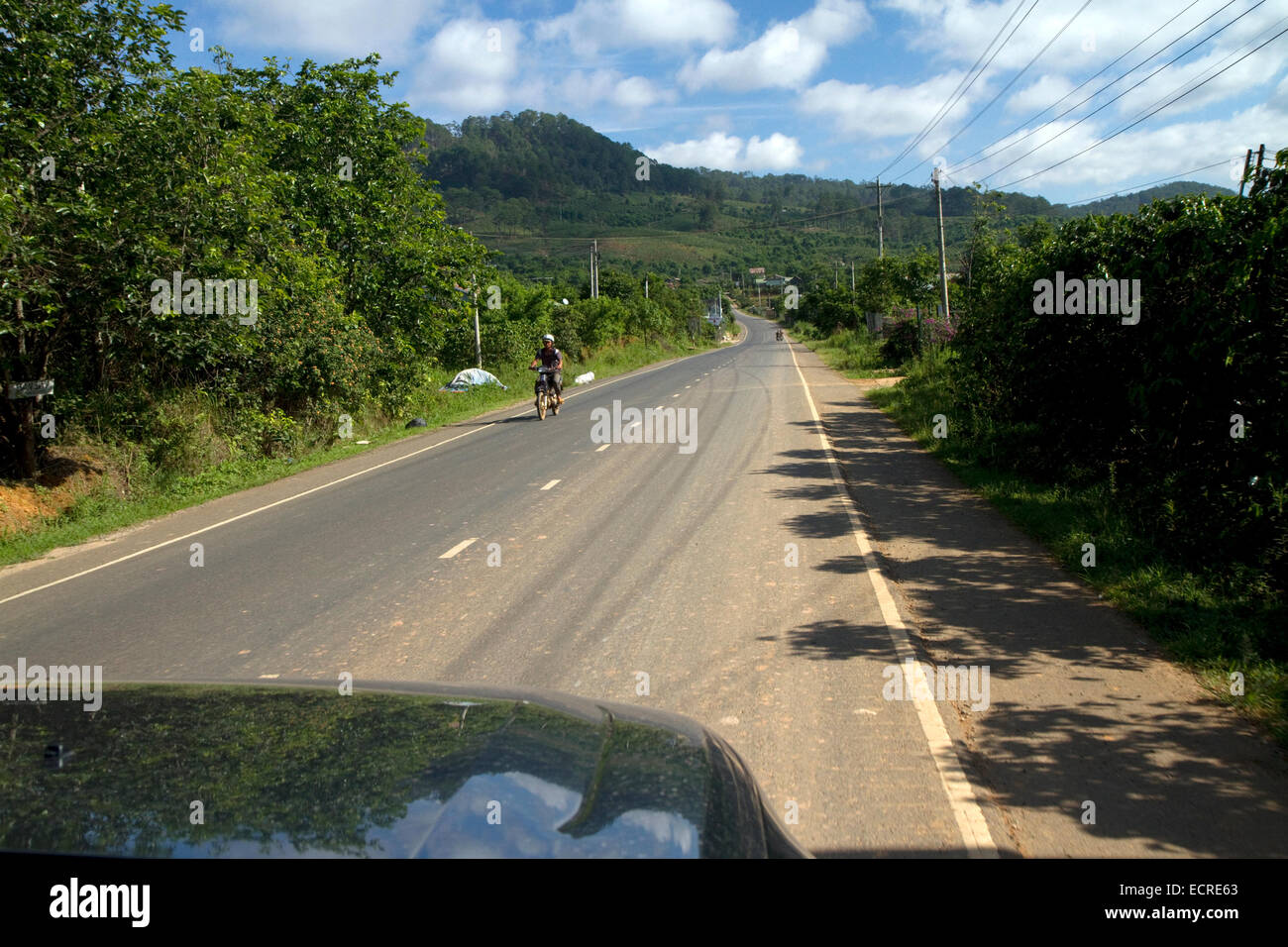 Strada rurale tra da Lat e Nha Trang, Vietnam. Foto Stock