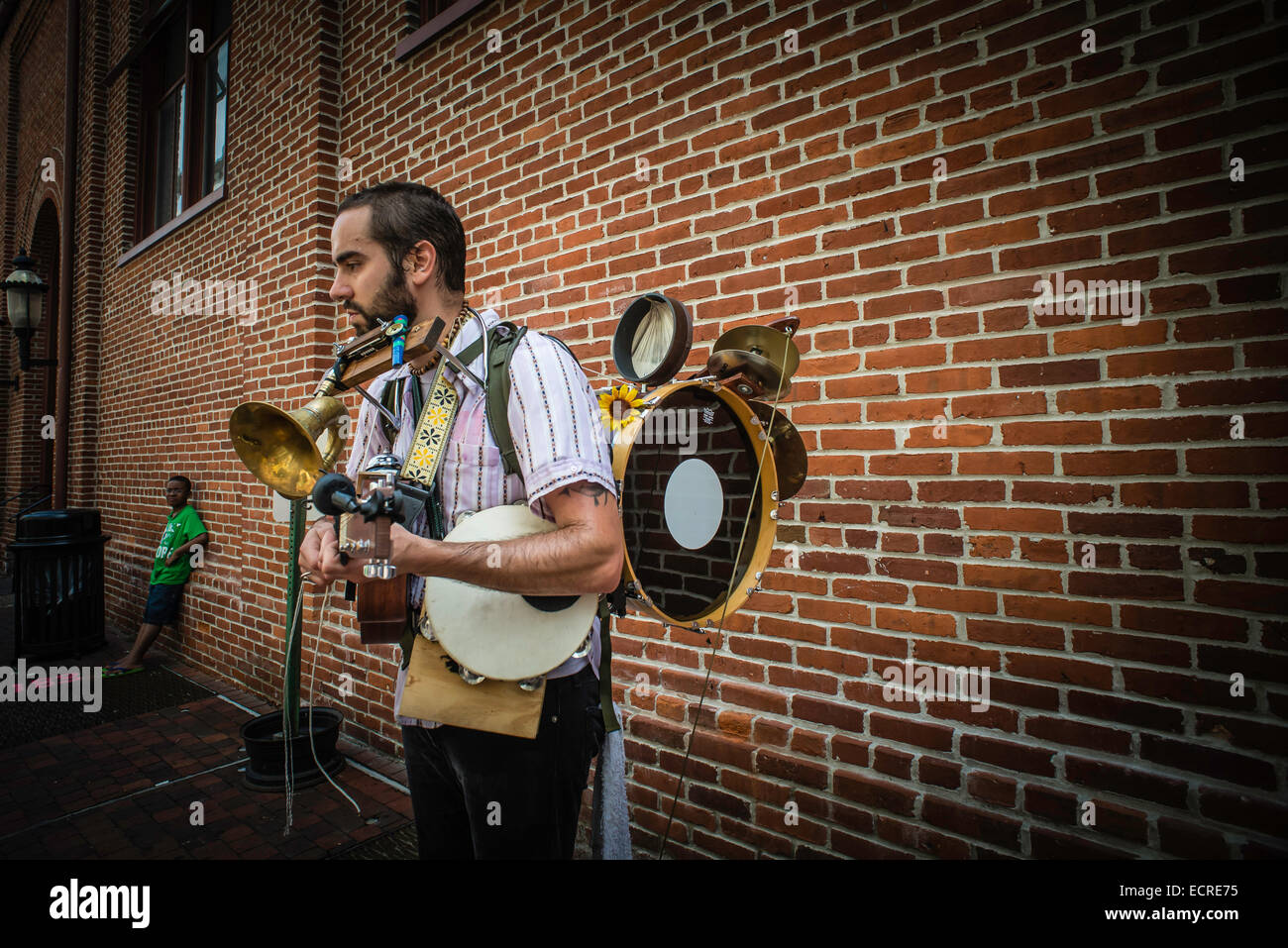 One man band, busker, musicista di strada, al di fuori di Lancaster, PA farmers market giocando per suggerimenti. Foto Stock