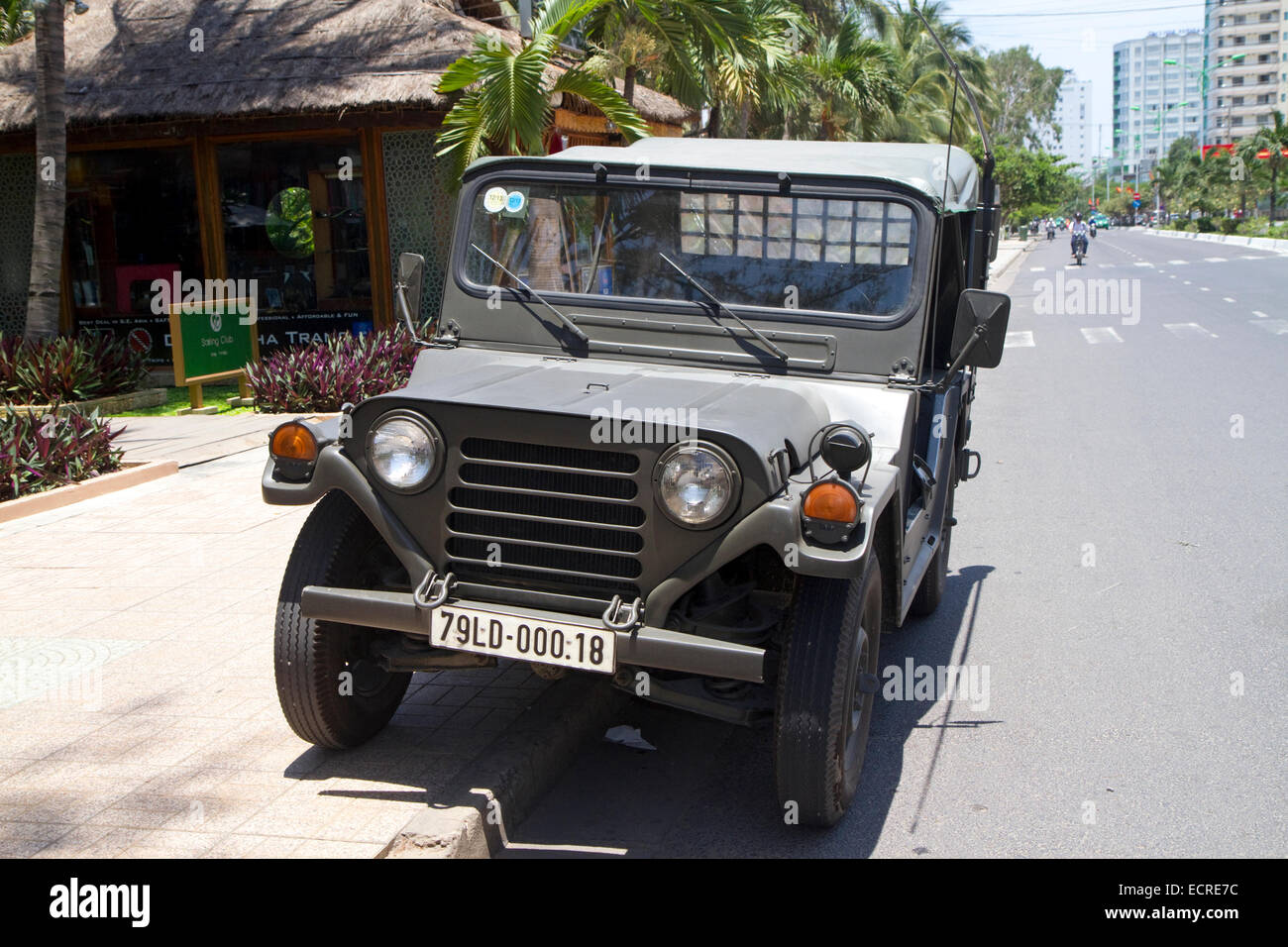 Vintage militare degli Stati Uniti modello jeep M-151 sulla strada a Nha Trang, Vietnam. Foto Stock