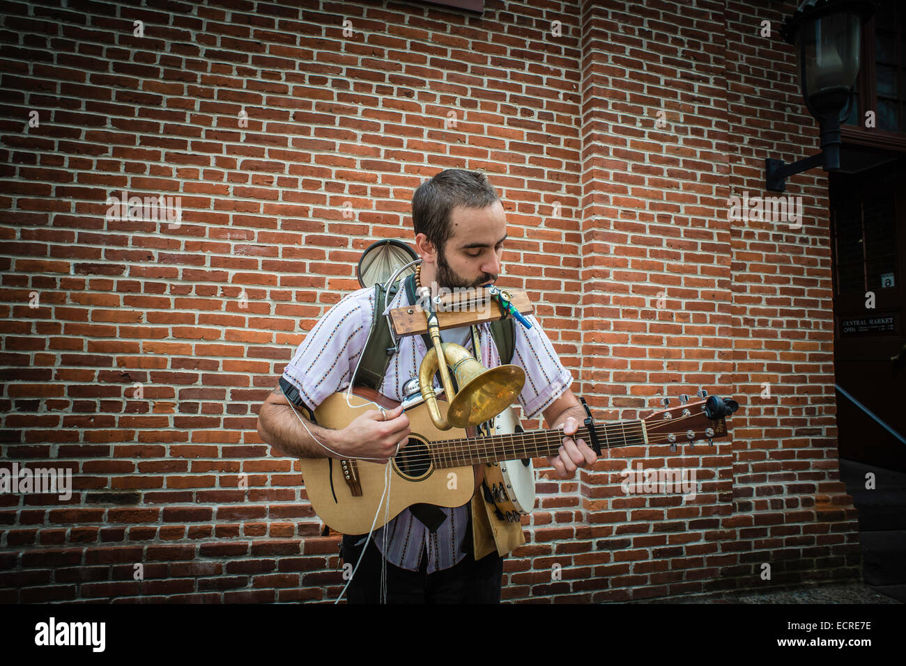 One man band, busker, musicista di strada, al di fuori di Lancaster, PA farmers market giocando per suggerimenti. Foto Stock