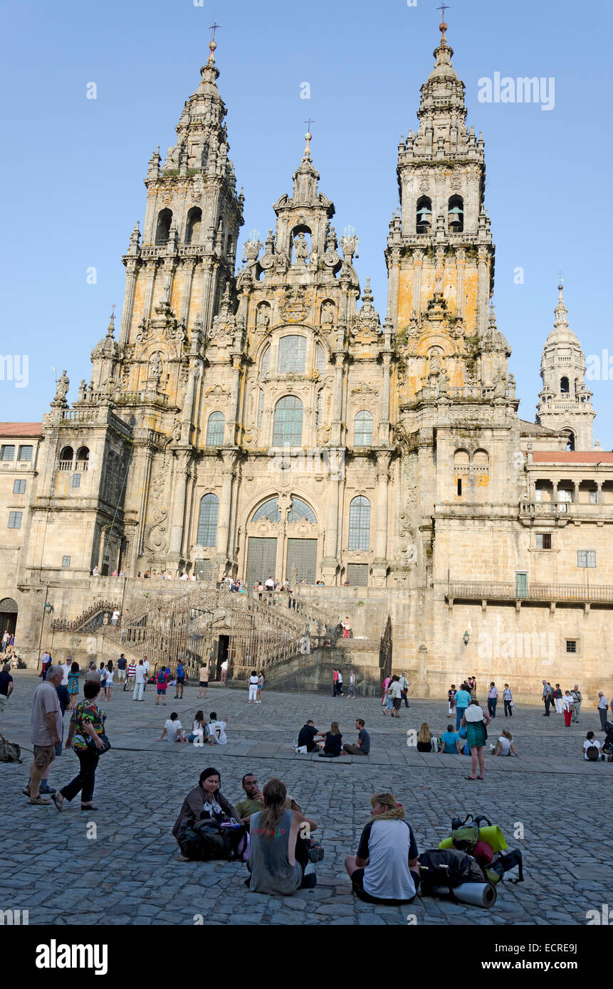 SANTIAGO DE COMPOSTELA, Spagna - 8 Settembre 2012: Pellegrini resto sulla fine del Camino de Santiago nella piazza del Obradoiro dopo rea Foto Stock