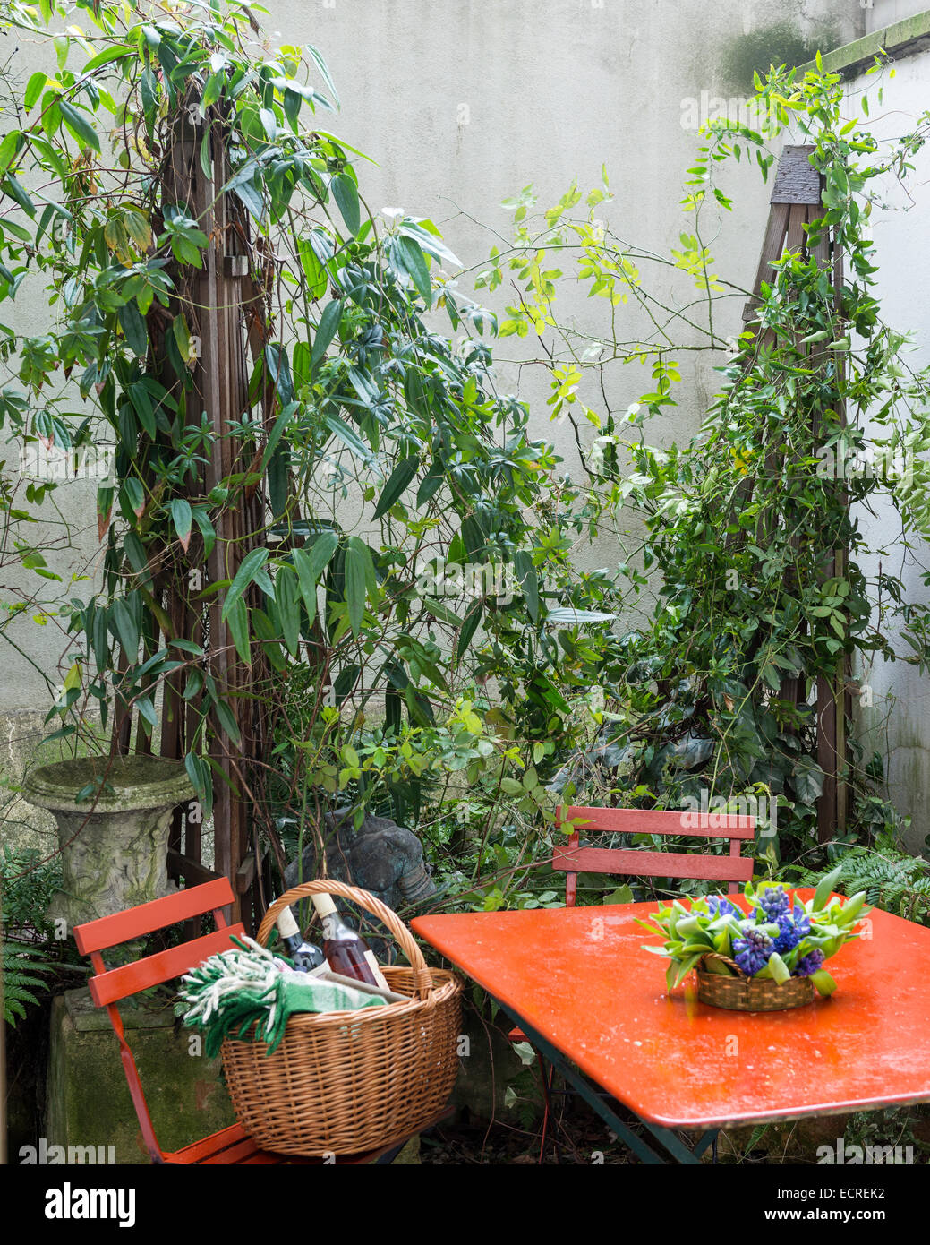 Red mobili da giardino nel piccolo giardino murato Foto Stock