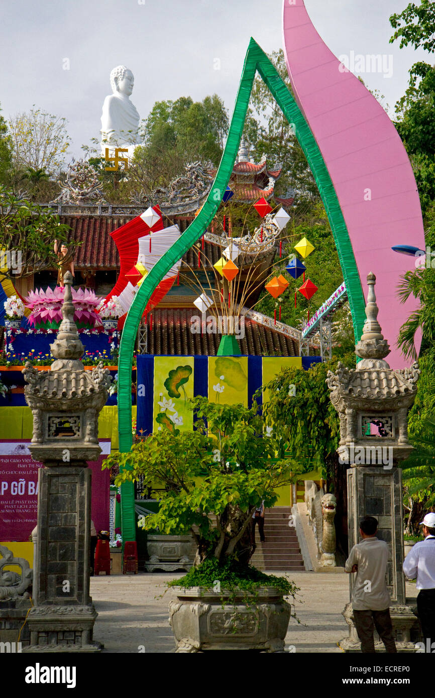 Figlio lungo tempio buddista in Nha Trang, Vietnam. Foto Stock