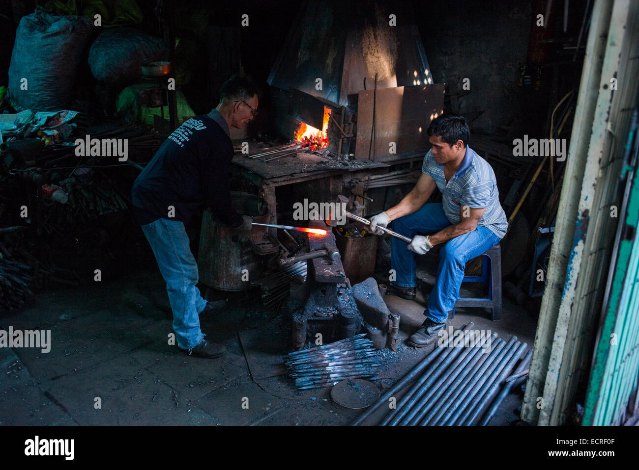 Auto junkyard lavoratori, Chinatown Sinag Kong, Bangkok, Thailandia. Foto Stock