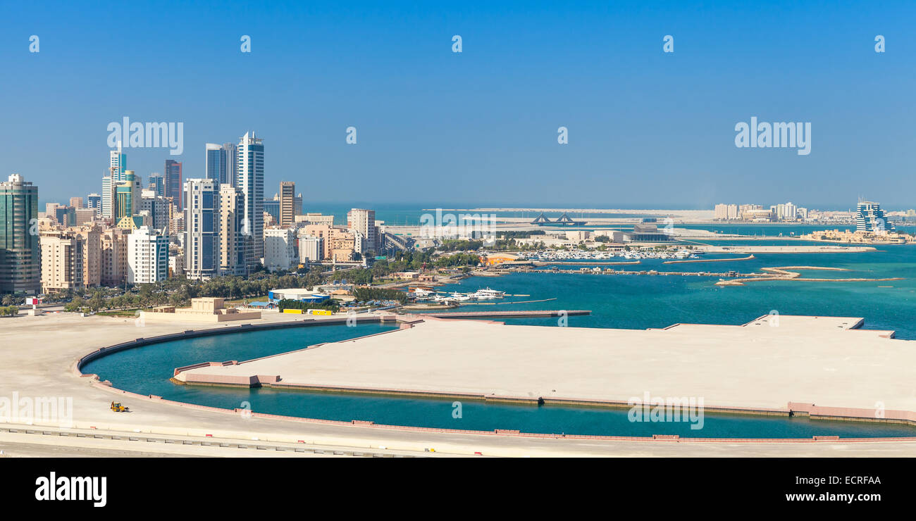 Bird view panorama di Manama City, in Bahrain. Skyline con moderni grattacieli sulla costa del Golfo Persico Foto Stock
