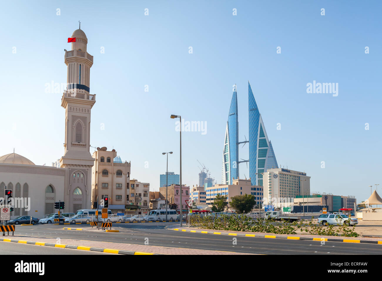 Manama, Bahrain - 21 Novembre 2014: Shaikh Hamad Causeway street view con la moschea e il Bahrain World Trade Center Foto Stock