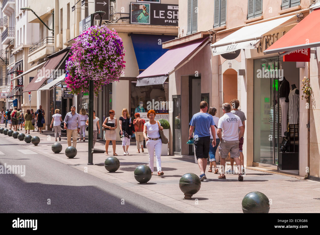 Negozi, PEOPLE shopping Rue d'Antibes, la strada dello shopping, Cannes, COTE D'AZUR, Provenza, FRANCIA Foto Stock