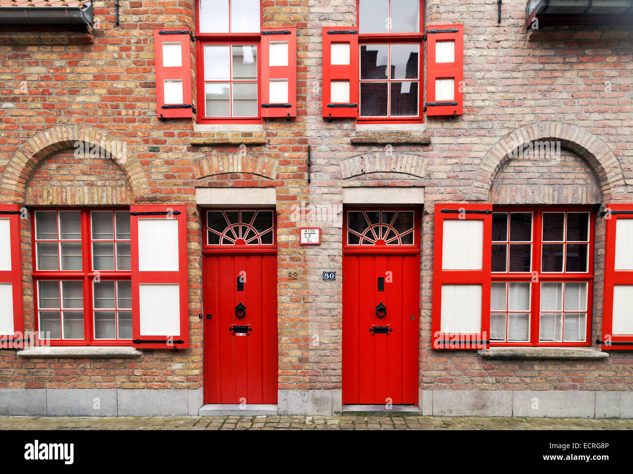 Rosso di due case a schiera a Bruges, Belgio, Europa, concetto di simmetria o di riflessione Foto Stock