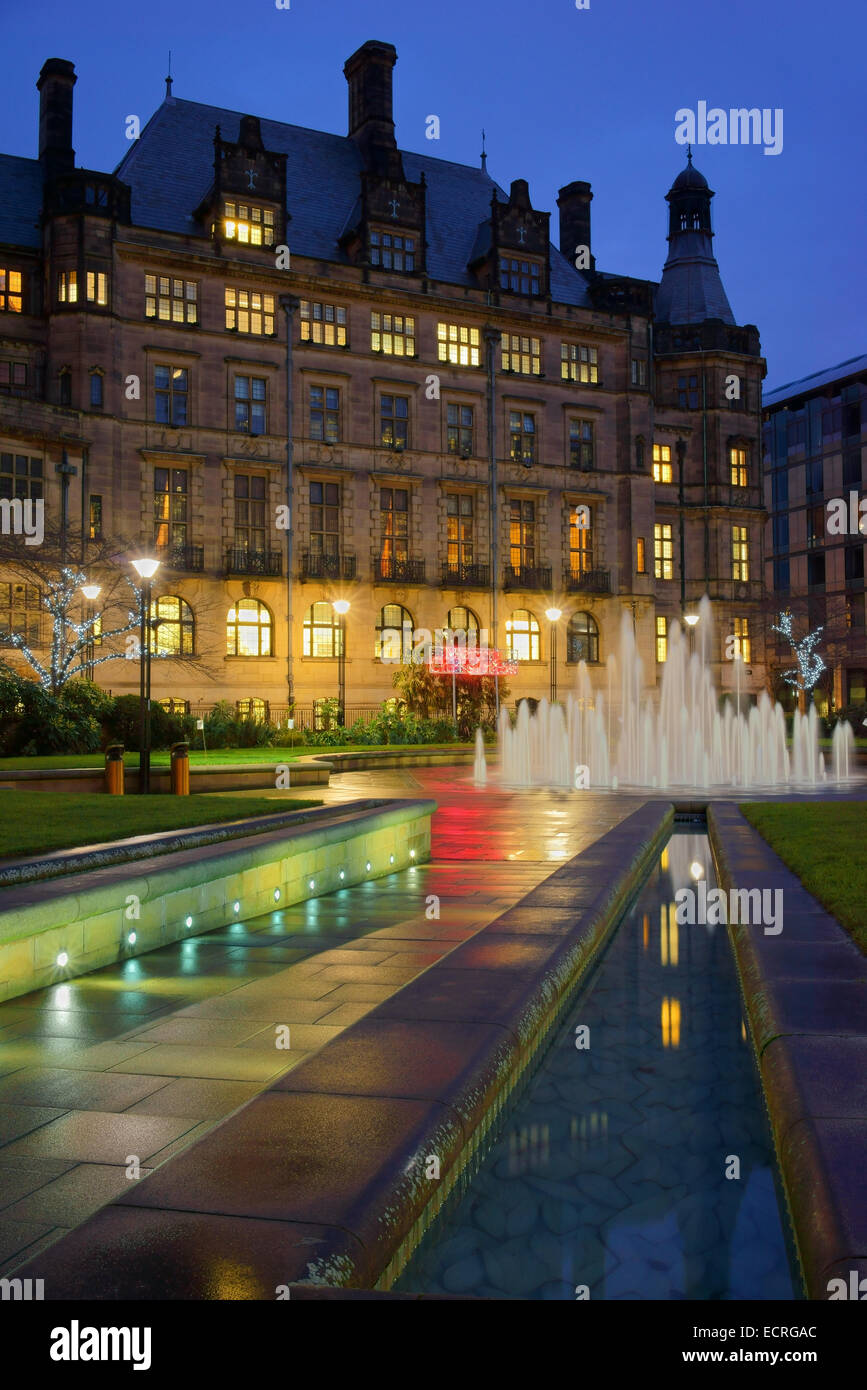 UK,South Yorkshire,,Sheffield Town Hall & Peace Gardens di notte Foto Stock