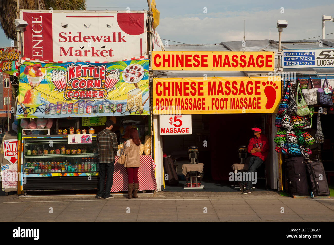 I venditori sulla spiaggia di Venezia a piedi, Los Angeles, California, Stati Uniti d'America Foto Stock