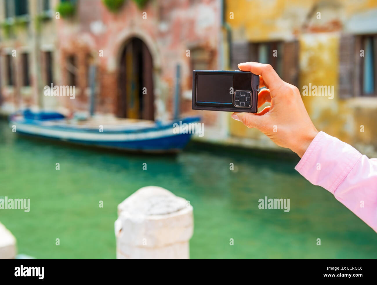 Primo piano sul giovane donna prendendo foto a venezia, Italia Foto Stock