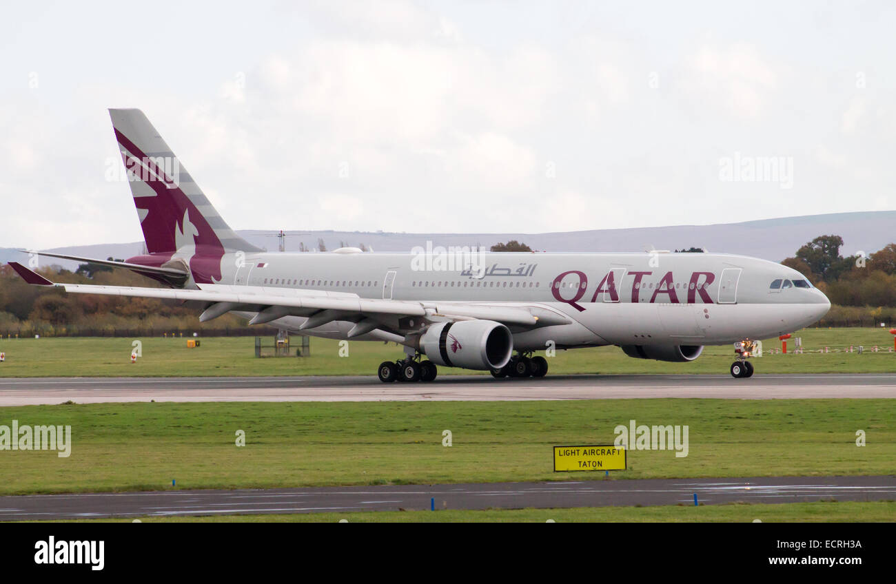 Qatar Airways Airbus A330, il rullaggio sull'Aeroporto Internazionale di Manchester. Foto Stock