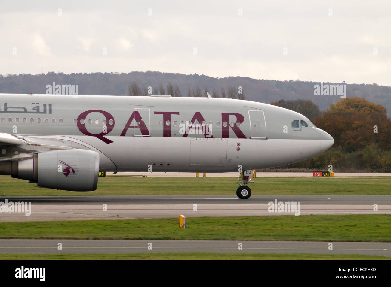 Qatar Airways Airbus A330, il rullaggio all'Aeroporto Internazionale di Manchester. Foto Stock