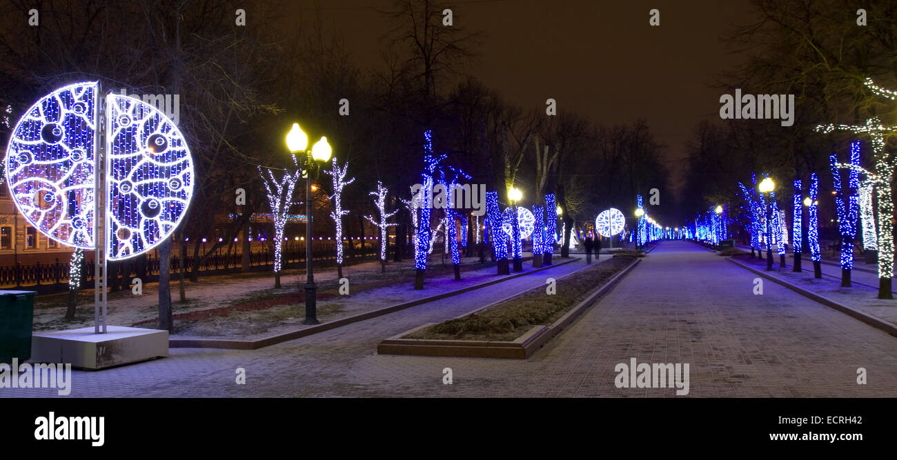 Mosca - Gennaio 03, 3014: Chistoprudniy boulevard (Chistiye prudi) illuminato per Natale e Capodanno Vacanze Foto Stock