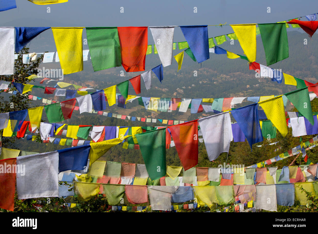 Bandiere di preghiera a Namo Buddha Santuario sulla sommità di una collina a 1982 mtr, importante centro di pellegrinaggio Panauti Nepal Foto Stock