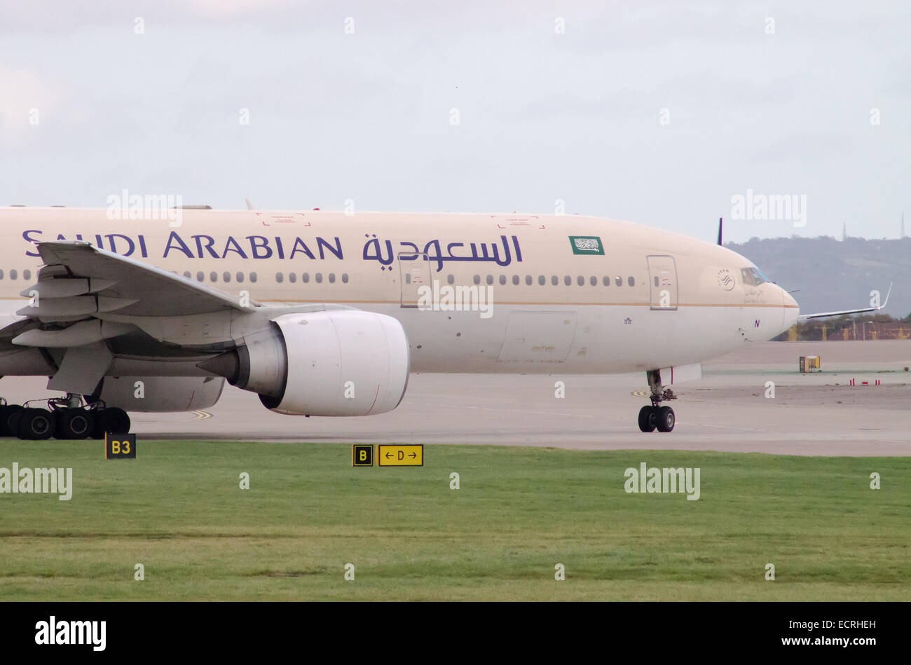 Saudi Arabian Airlines Boeing 777, di rullaggio di fronte all'Aeroporto Internazionale di Manchester terminale. Foto Stock