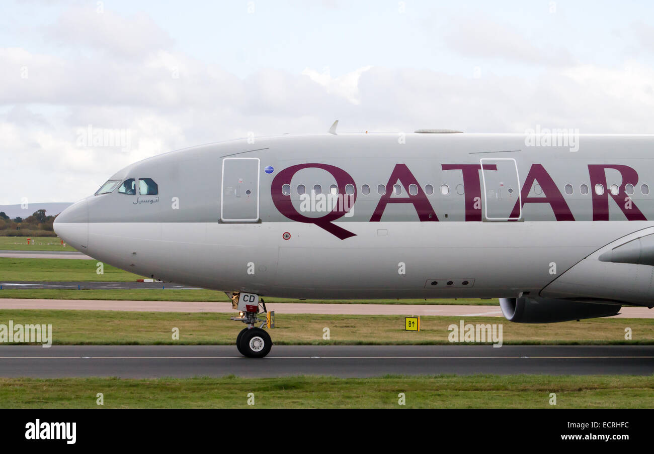 Qatar Airways Airbus A330, il rullaggio sull'Aeroporto Internazionale di Manchester. Foto Stock
