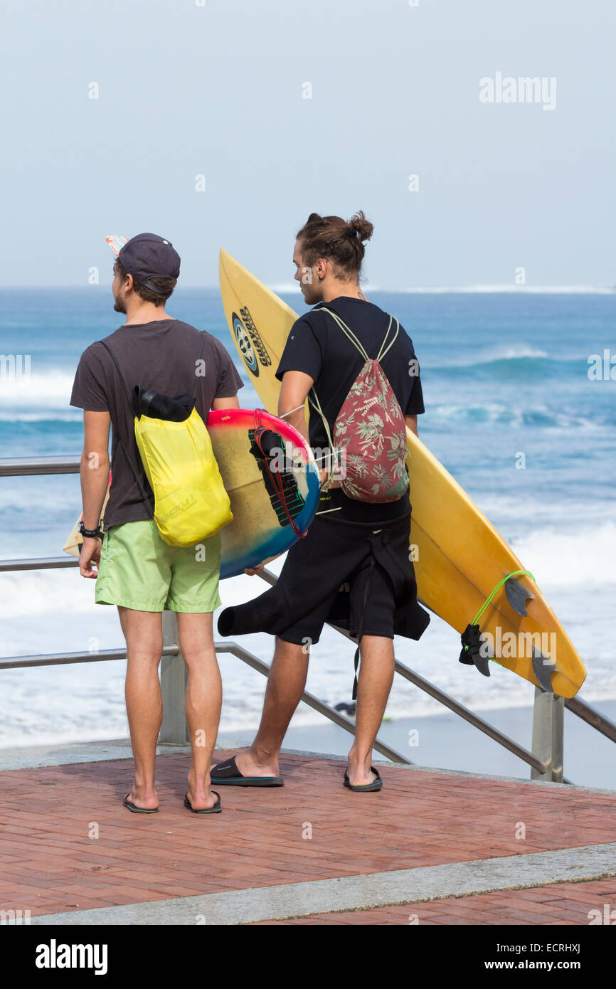 Surfers che guarda al mare Foto Stock