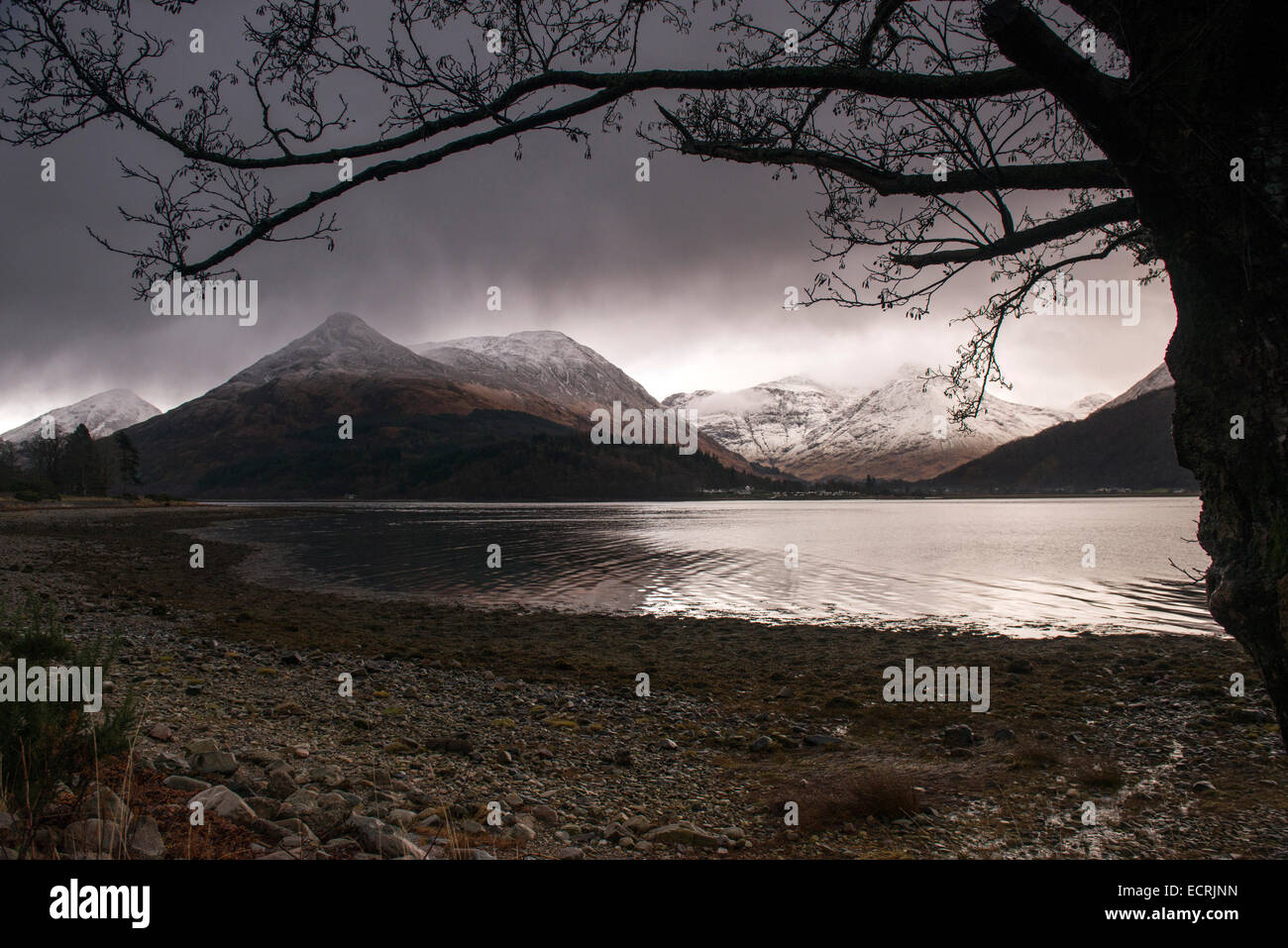 Montagne che circondano il Loch Leven in Glencoe, Highlands della Scozia UK Foto Stock