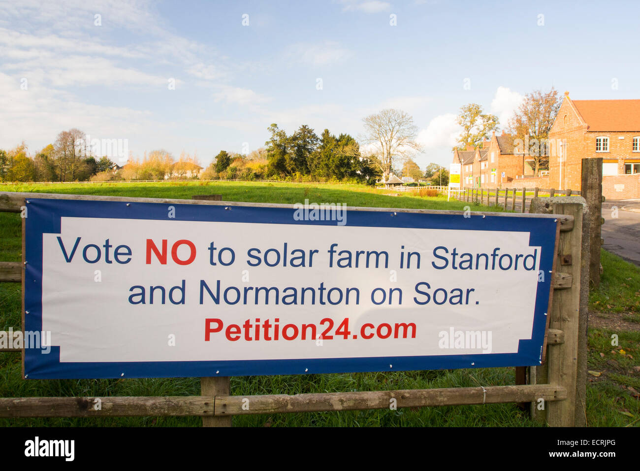 Un banner a Stanford su Soar in Leicestershire protestando circa una applicazione di pianificazione per una energia solare stazione. Foto Stock