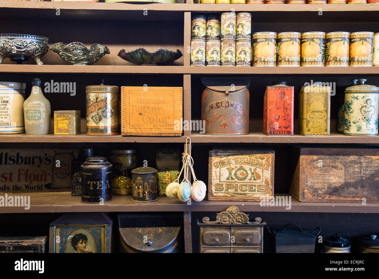 General merchandise offerto in vendita su un paese scaffale del negozio. Foto Stock