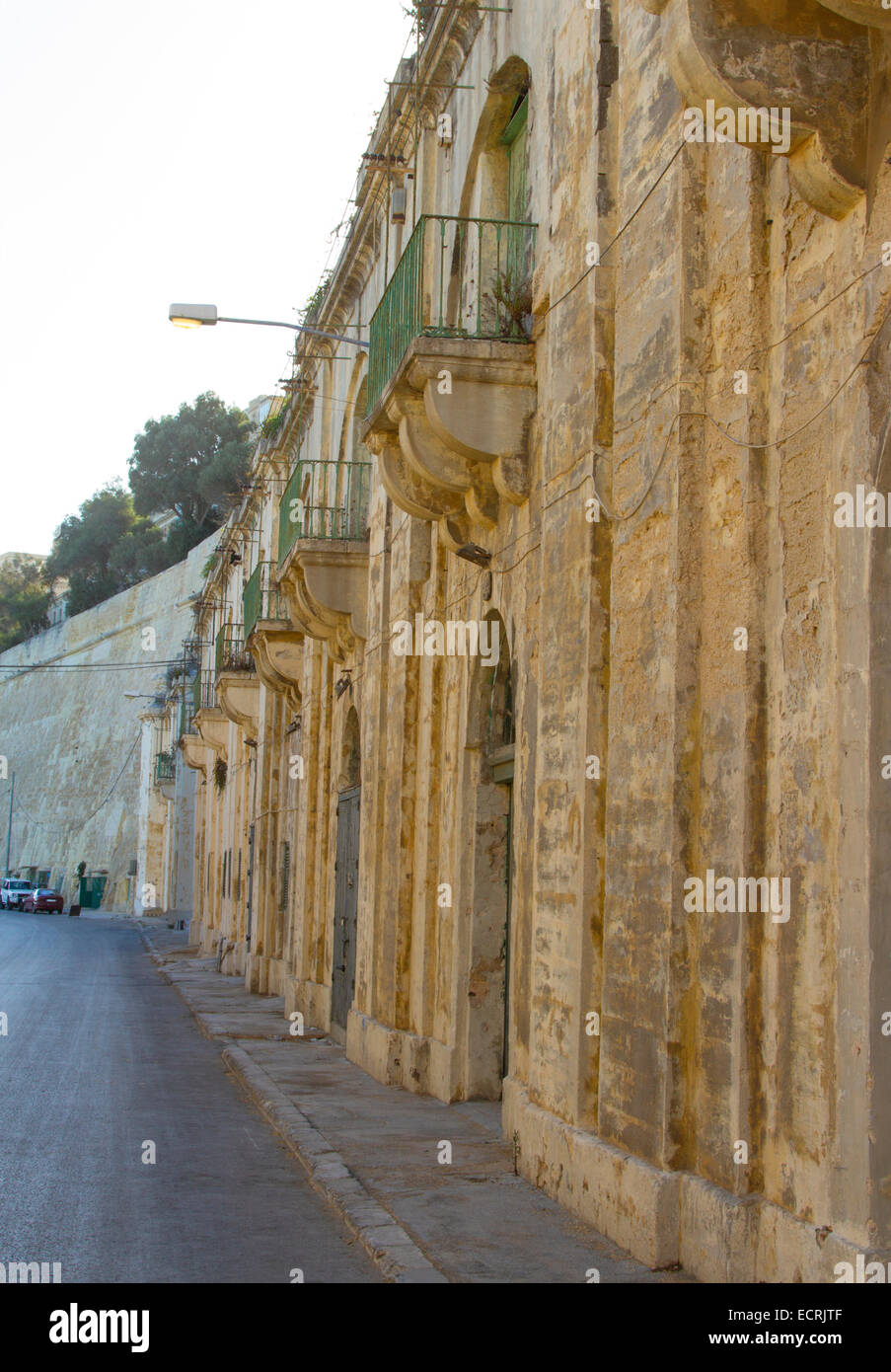 Le antiche mura su Triq Il-Mediterran Valletta Malta Foto Stock