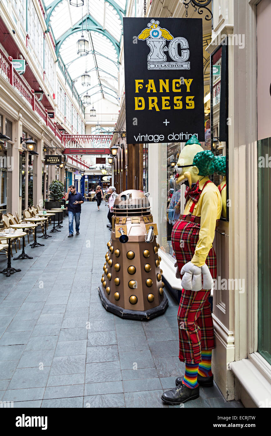 Segno per il fancy dress shop con clown e dalek, Cardiff Wales, Regno Unito Foto Stock