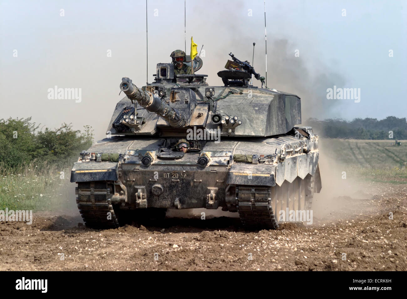 2 Challenger battaglia principale serbatoio (MBT) dell'esercito britannico in esercizio a Salisbury Plain zona di addestramento militare, Wiltshire, Regno Unito Foto Stock