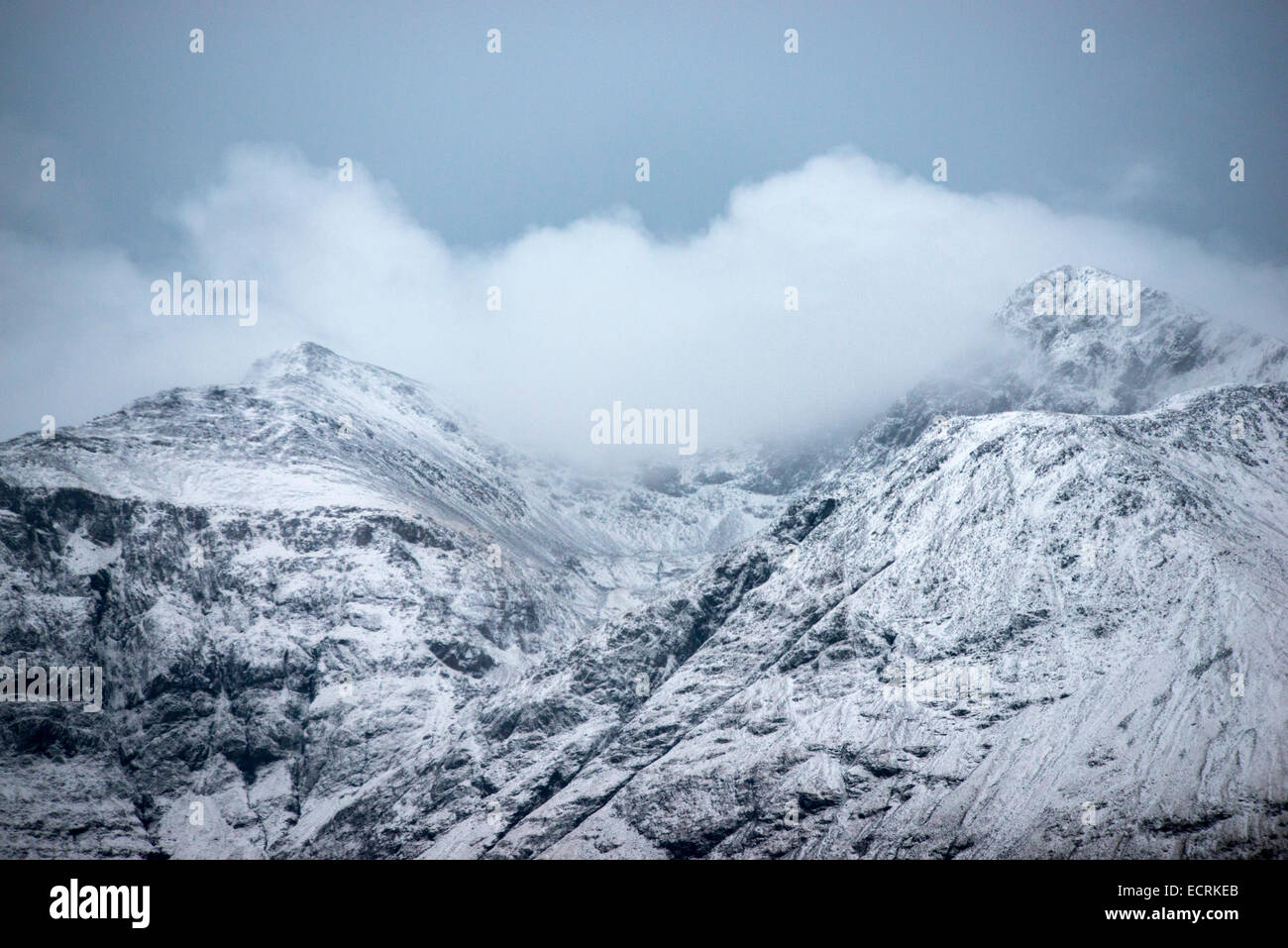 Montagne che circondano il Loch Leven in Glencoe, Highlands della Scozia UK Foto Stock