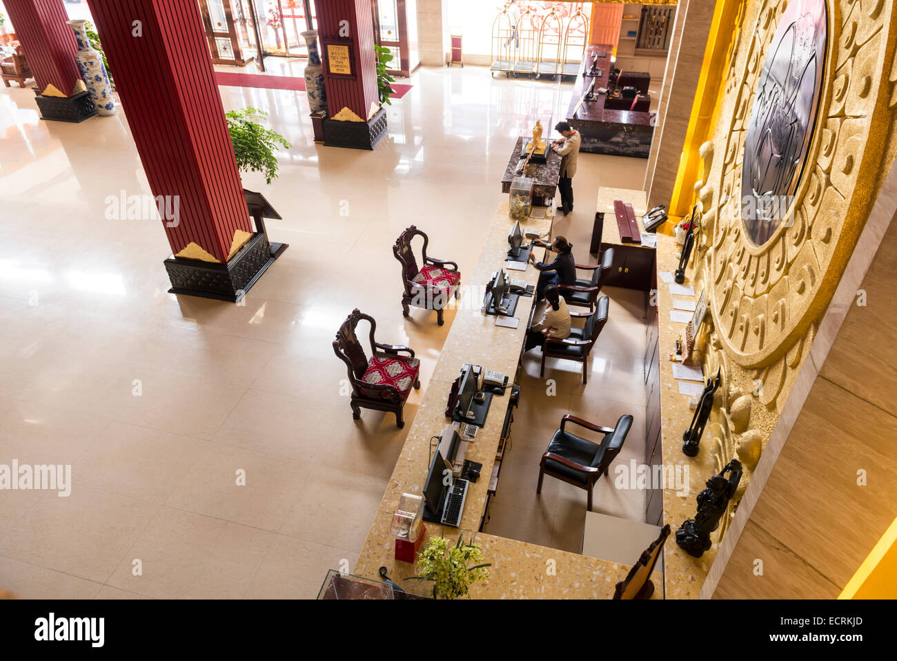 La lobby e il banco della reception di Chan Wu, Kung Fu Shaolin hotel a tema in DengFeng, Zhengzhou, nella provincia di Henan, Cina 2014 Foto Stock