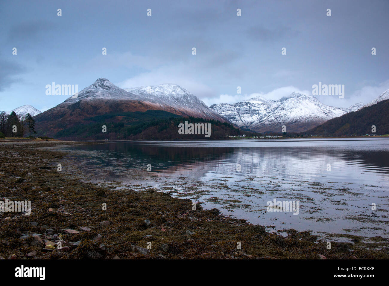 Montagne che circondano il Loch Leven in Glencoe, Highlands della Scozia UK Foto Stock