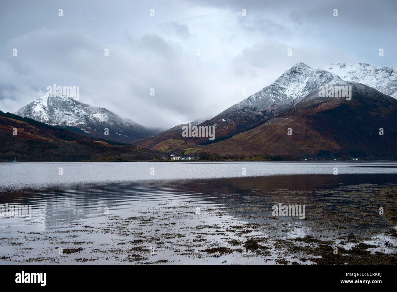 Montagne che circondano il Loch Leven in Glencoe, Highlands della Scozia UK Foto Stock