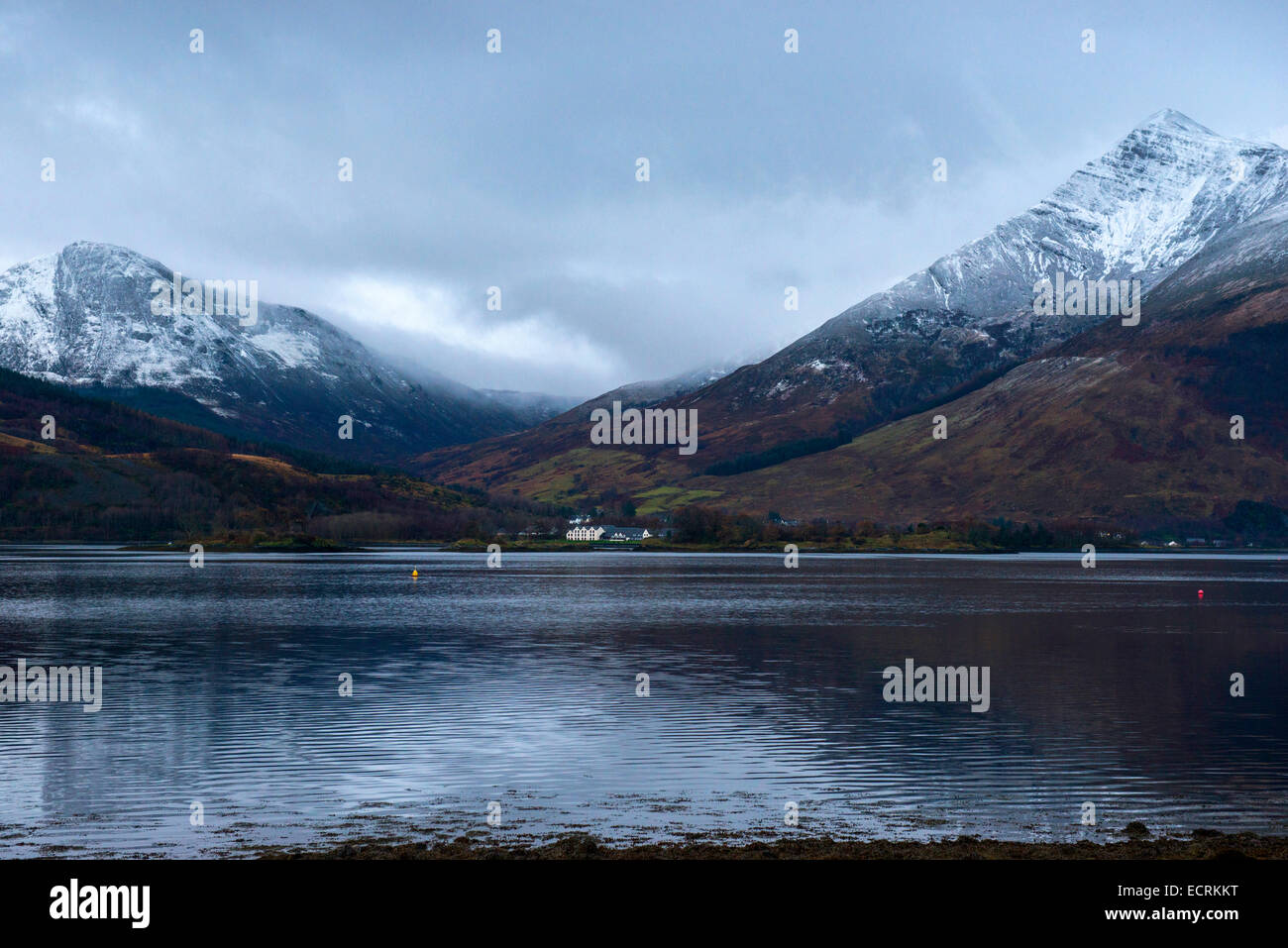 Montagne che circondano il Loch Leven in Glencoe, Highlands della Scozia UK Foto Stock
