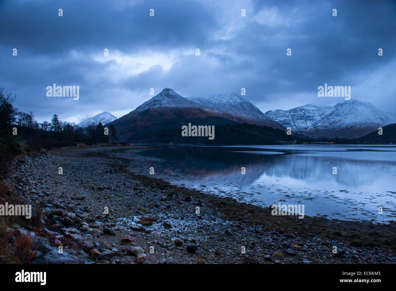 Montagne che circondano il Loch Leven in Glencoe, Highlands della Scozia UK Foto Stock