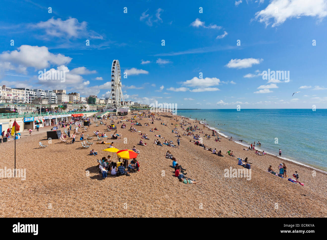 Le persone presso la spiaggia di Brighton, località balneare, resort costiero, Sussex England, GRAN BRETAGNA Foto Stock
