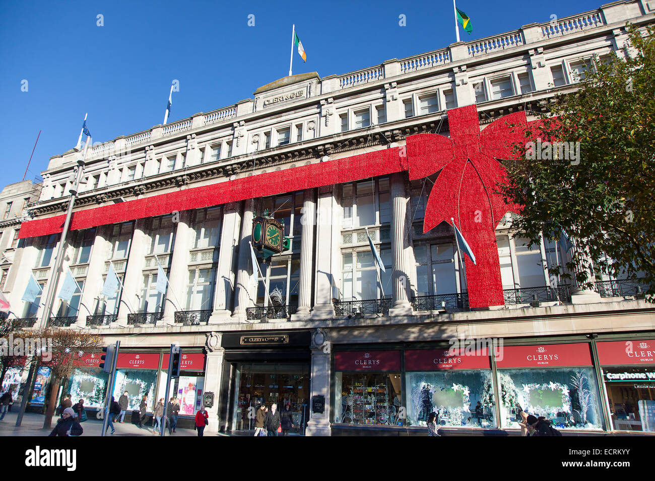 Irlanda, Dublino, esterna di Clerys department store in O'Connell Street decorato per il Natale. Foto Stock