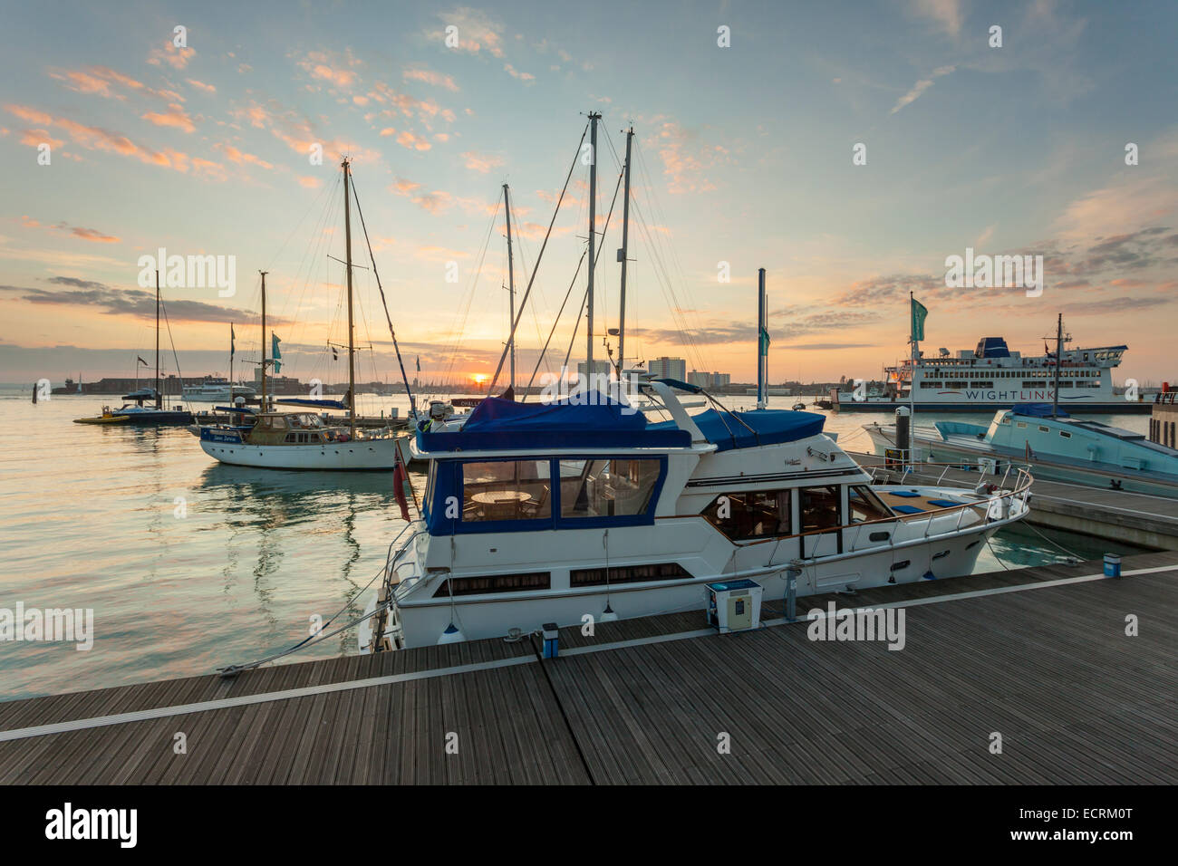 Tramonto a Portsmouth marina, Hampshire, Inghilterra. Foto Stock