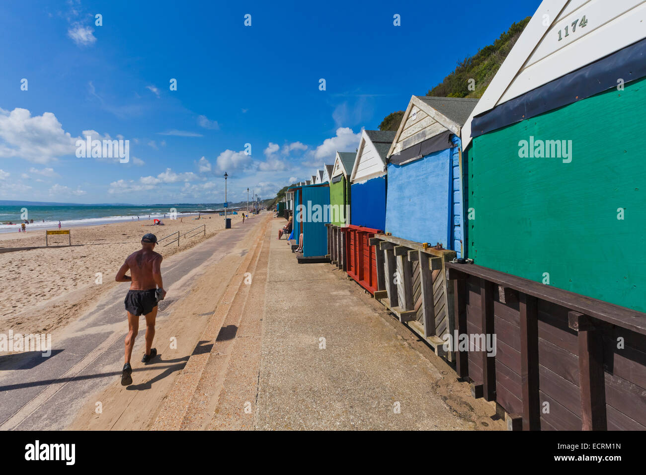 L'uomo anziano jogging, Cabine mare, spiaggia, BOURNEMOUTH, località balneare, DORSET, Inghilterra, Gran Bretagna Foto Stock