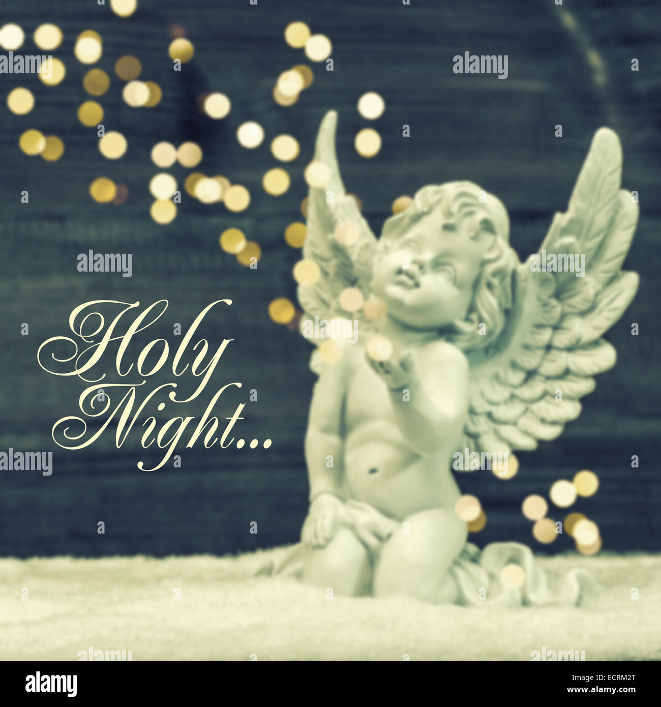 Piccolo angelo custode con luci brillanti. in stile vintage decorazione natalizia. sfondo sfocato con un testo campione Notte Santa Foto Stock