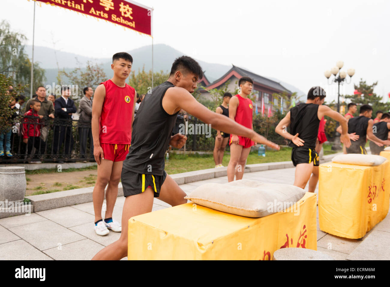 Gli studenti di Shaolin Tagou scuola di arti marziali condizionata le loro mani in occasione della cerimonia di apertura di Zhengzhou International Wushu Foto Stock