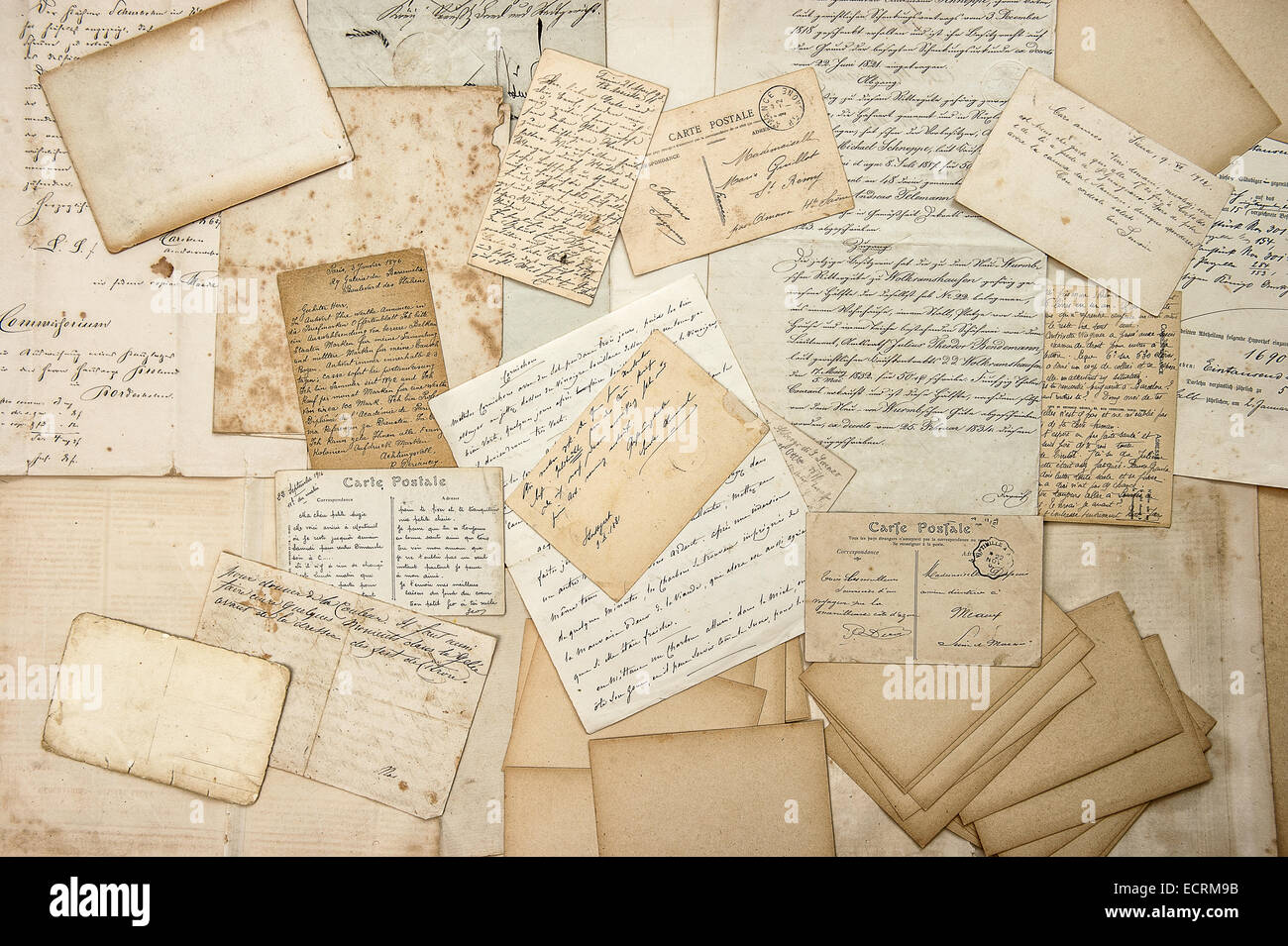 Vecchio lettere, handwritings, cartoline d'epoca, ephemera. grungy nostalgico sentimentale sullo sfondo della carta Foto Stock