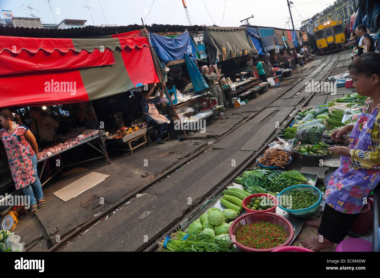 Vista orizzontale di un treno che si avvicina il mercato a Maeklong. Foto Stock