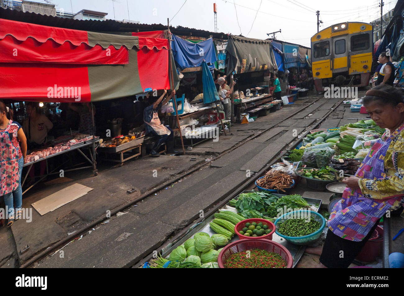 Vista orizzontale di un treno che si avvicina il mercato a Maeklong, Thailandia Foto Stock