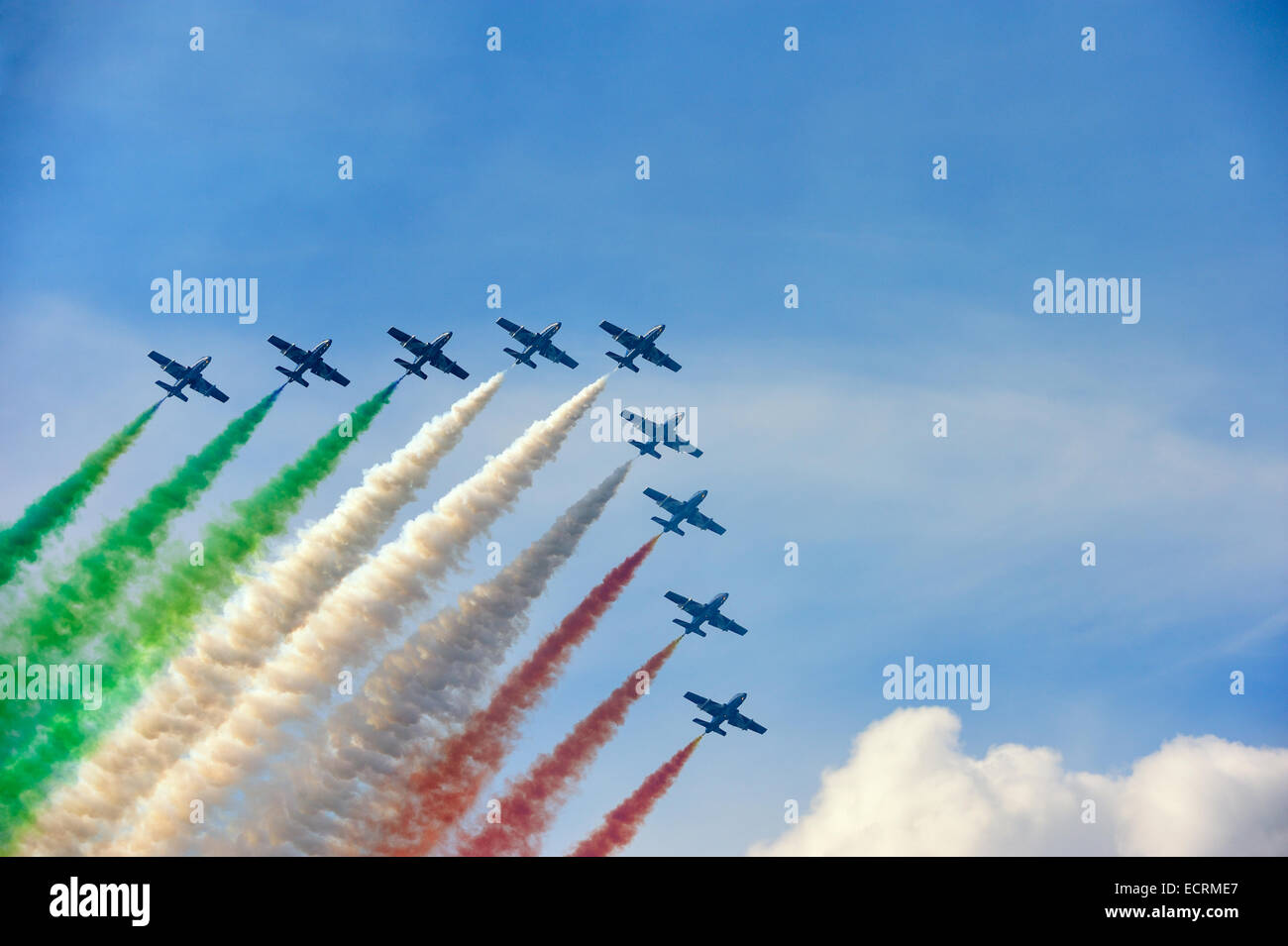 Frecce Tricolori rendendo la bandiera italiana con il fumo. Foto Stock