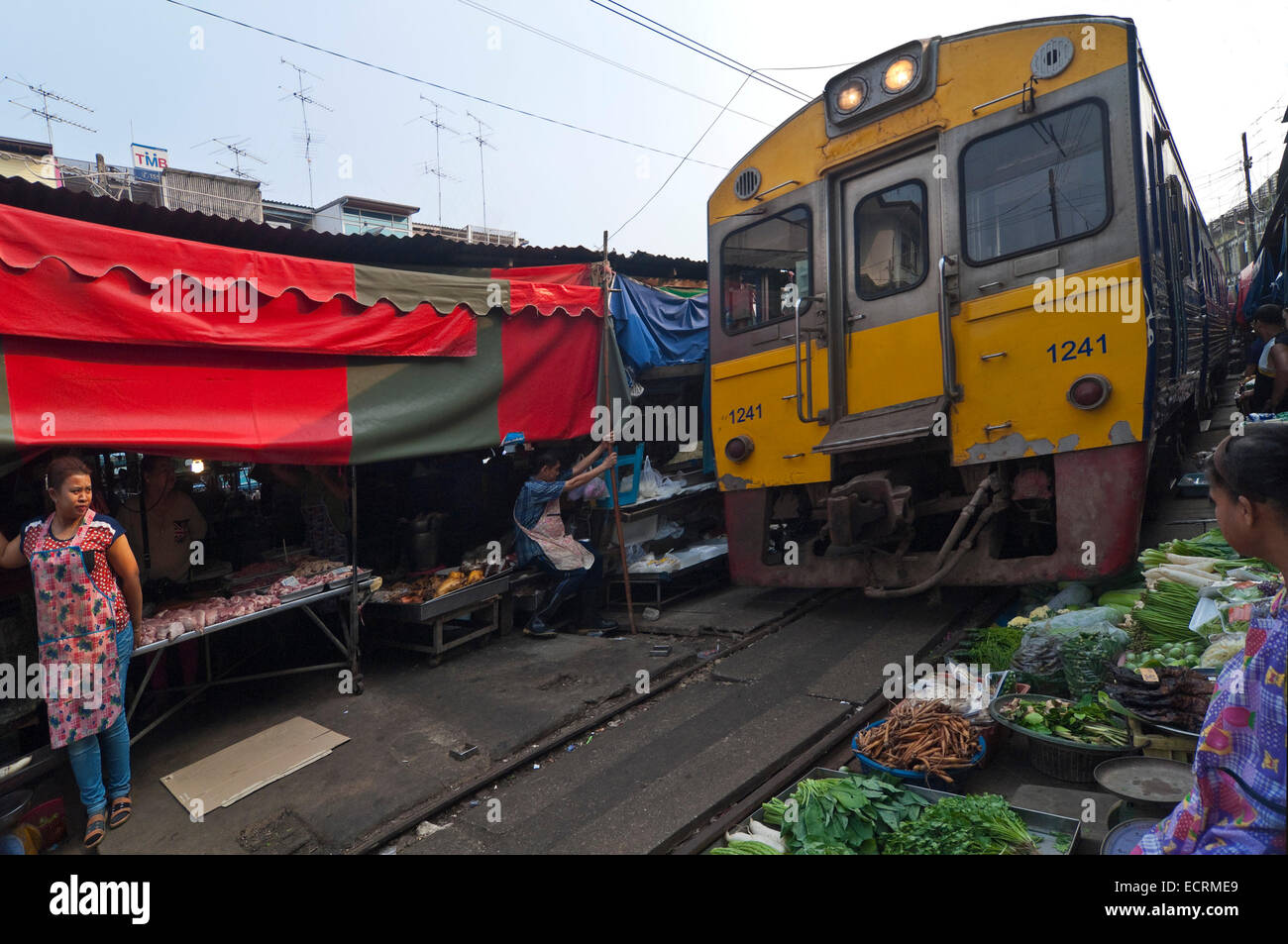 Vista orizzontale di un treno che si avvicina il mercato a Maeklong, Thailandia Foto Stock