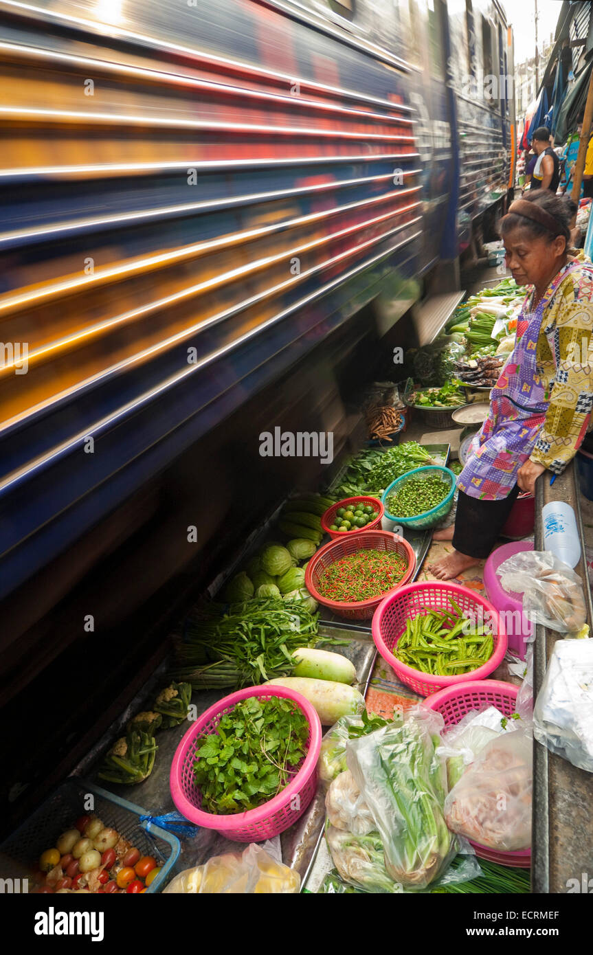 Vista verticale di un treno un battito passati sul mercato a Maeklong, Thailandia Foto Stock