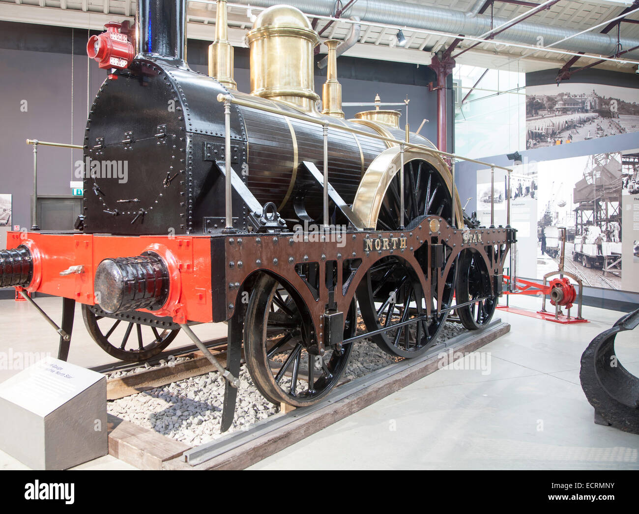 GWR il museo dei treni a vapore Swindon, Inghilterra, Regno Unito replica della North Star motore Foto Stock